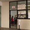 Fachada de una oficina de gobierno con un letrero de Fachada de una oficina de gobierno con un letrero de