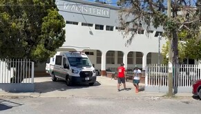 Ante la emergencia, los acompañantes solicitaron apoyo al sistema de emergencias; sin embargo, al ver que no reaccionaba, decidieron trasladarlo a la Clínica.