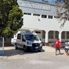 Ante la emergencia, los acompañantes solicitaron apoyo al sistema de emergencias; sin embargo, al ver que no reaccionaba, decidieron trasladarlo a la Clínica. Ante la emergencia, los acompañantes solicitaron apoyo al sistema de emergencias; sin embargo, al ver que no reaccionaba, decidieron trasladarlo a la Clínica.