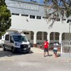 Ante la emergencia, los acompañantes solicitaron apoyo al sistema de emergencias; sin embargo, al ver que no reaccionaba, decidieron trasladarlo a la Clínica. Ante la emergencia, los acompañantes solicitaron apoyo al sistema de emergencias; sin embargo, al ver que no reaccionaba, decidieron trasladarlo a la Clínica.