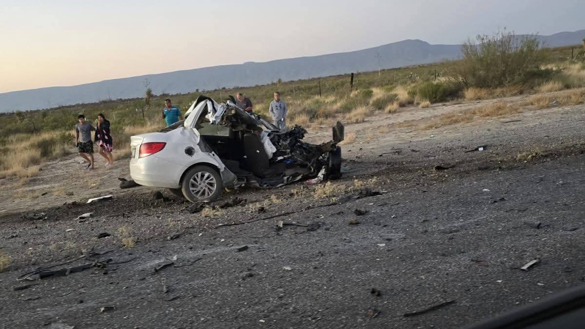 El Chevrolet Aveo quedó totalmente destruido de la parte frontal tras el fuerte impacto El Chevrolet Aveo quedó totalmente destruido de la parte frontal tras el fuerte impacto