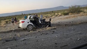 El Chevrolet Aveo quedó totalmente destruido de la parte frontal tras el fuerte impacto