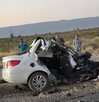 El Chevrolet Aveo quedó totalmente destruido de la parte frontal tras el fuerte impacto El Chevrolet Aveo quedó totalmente destruido de la parte frontal tras el fuerte impacto