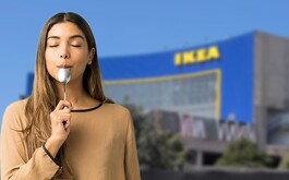 Mujer probando un platillo con el edificio de IKEA de fondo