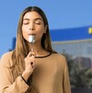 Mujer probando un platillo con el edificio de IKEA de fondo Mujer probando un platillo con el edificio de IKEA de fondo