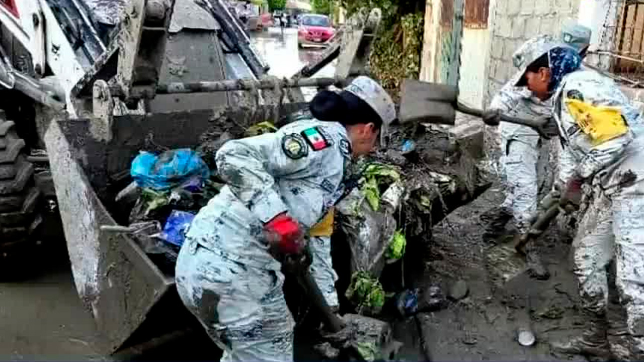 La Secretaría de la Defensa informó que 9 mil 29 efectivos del Ejército y Guardia Nacional apoyan a damnificados por lluvias.