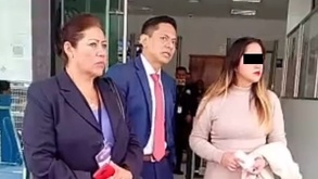 Mujer detenida en casa de justicia de la ciudad de Puebla.
