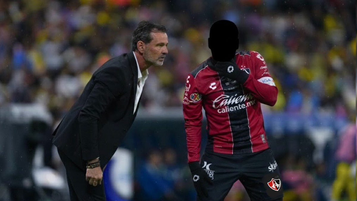 Diego Cocca dándole indicaciones al jugador que está por regresar en esta Jornada 14 para Atlas. Diego Cocca dándole indicaciones al jugador que está por regresar en esta Jornada 14 para Atlas.