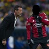 Diego Cocca dándole indicaciones al jugador que está por regresar en esta Jornada 14 para Atlas. Diego Cocca dándole indicaciones al jugador que está por regresar en esta Jornada 14 para Atlas.