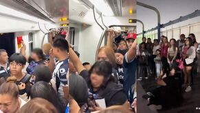 Mujer discutiendo con aficionados de Rayados en vagón rosa del Metro en Monterrey.