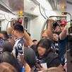 Mujer discutiendo con aficionados de Rayados en vagón rosa del Metro en Monterrey.