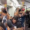 Mujer discutiendo con aficionados de Rayados en vagón rosa del Metro en Monterrey.