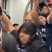 Mujer discutiendo con aficionados de Rayados en vagón rosa del Metro en Monterrey.