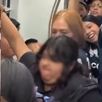 Mujer discutiendo con aficionados de Rayados en vagón rosa del Metro en Monterrey.