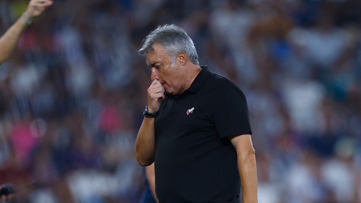 Domènec Torrent en el partido ante Pumas donde recibió tarjeta roja por discutir con el asistente rival. Domènec Torrent en el partido ante Pumas donde recibió tarjeta roja por discutir con el asistente rival.