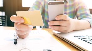 Persona modificando el MTU de su cuenta bancaria digital desde el celular