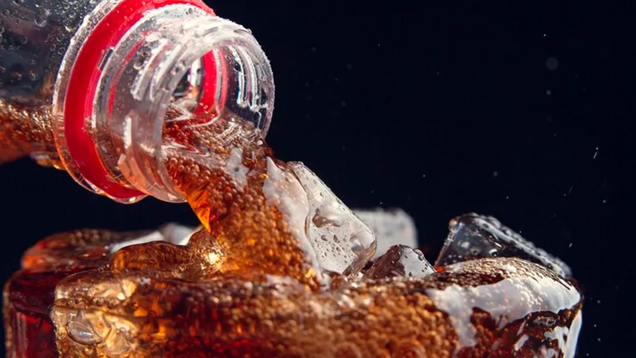Empresas refresqueras acordaron una reducción del 30% en el azúcar de sus bebidas y precios más bajos para versiones sin calorías.