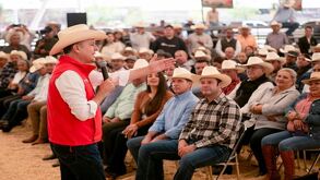 Esteban Villegas, gobernador de Durango, dando un discurso frente a ganaderos del estado.