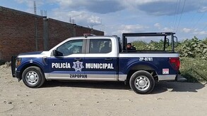 Patrulla de la Policía Municipal de Zapopan en el lugar donde fue hallado el cuerpo del hombre
