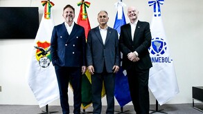 Gianni Infantino en su visita a Bolivia