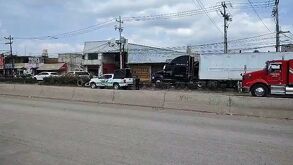 Unidad de tráiler chocada en la la carretera Cuautitlán-Teoloyucan en Cuautitlán Izcalli deja una persona muerta