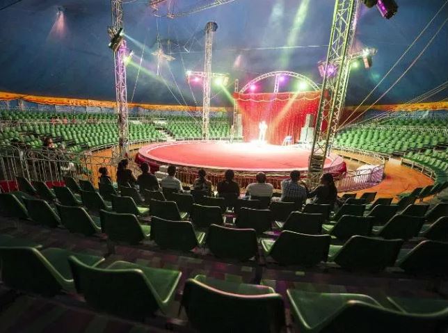 Gradas dentro de una función de circo