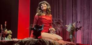 Imagen que describe la puesta en escena de la obra de Itati Cantoral.