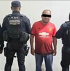 Jerónimo 'N', presunto feminicida de su esposa Sandra, detenido junto a dos policías de Chiapas.