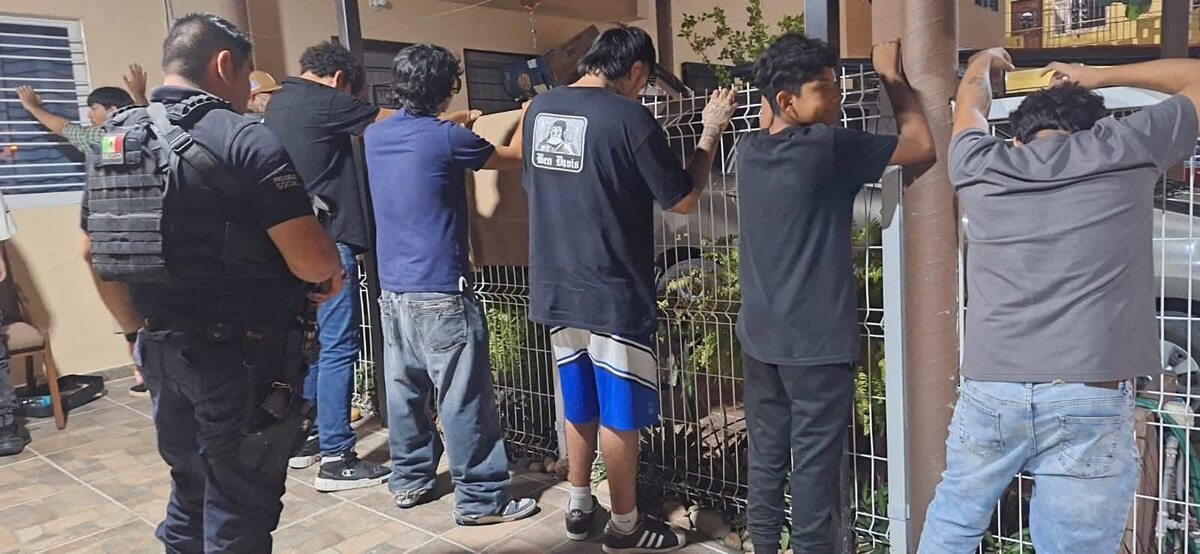 Jóvenes que hacía video de rap son revisados por policías de Puerto Vallarta Jóvenes que hacía video de rap son revisados por policías de Puerto Vallarta