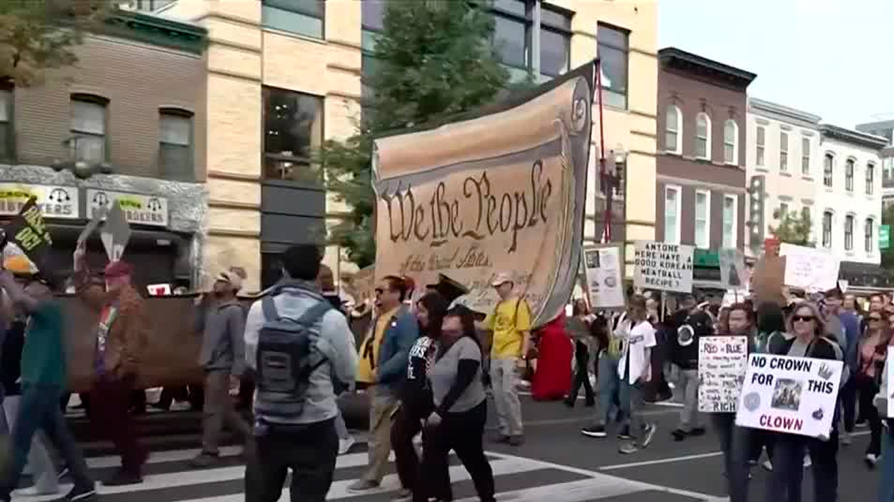 Miles de personas participaron en la manifestación No Kings en todo Estados Unidos para protestar contra los operativos migratorios de Donald Trump.