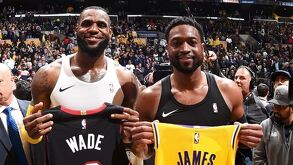 LeBron James intercambiando playeras en un encuentro de pretemporada previo al inicio de la Temporada 2025-2026 de la NBA.