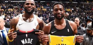LeBron James intercambiando playeras en un encuentro de pretemporada previo al inicio de la Temporada 2025-2026 de la NBA.