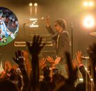 León Larregui arriba del escenario en uno de sus conciertos; enmarcado a su lado, una jugada del Mundial Sub-20 entre Argentina y Marruecos.
