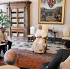 León XIV sentado en el centro, con vestimenta blanca, preside una reunión con varias personas en un salón con libreros de madera y un cuadro. León XIV sentado en el centro, con vestimenta blanca, preside una reunión con varias personas en un salón con libreros de madera y un cuadro.