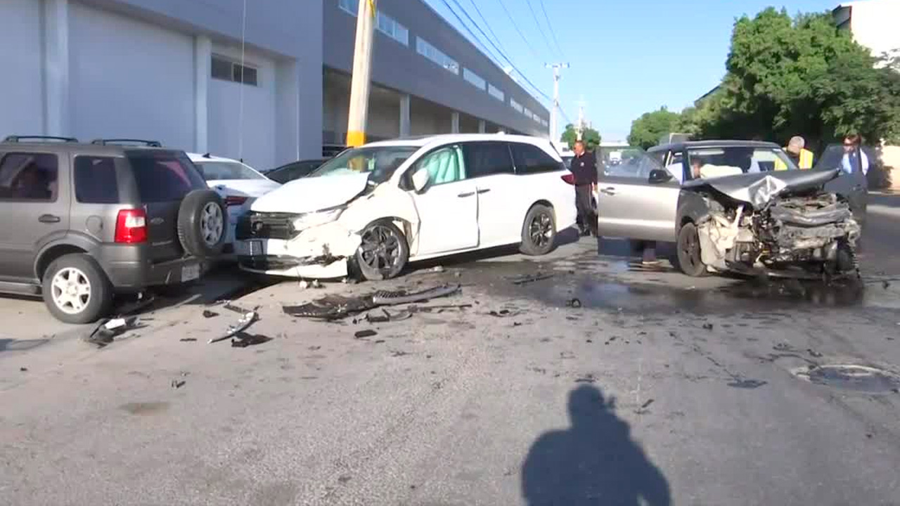 La fuerza del impacto provocó que la camioneta blanca saliera proyectada contra un tercer vehículo que se encontraba estacionado frente a una empresa.