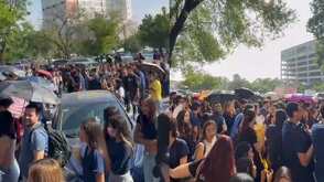 Estudiantes protestando en Facultad de Odontología de la UANL