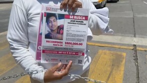 Madre buscadora sosteniendo la ficha de búsqueda de su hijo José Manuel, quien fue hallado sin vida en Ocozocoautla, Chiapas.