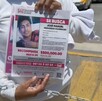 Madre buscadora sosteniendo la ficha de búsqueda de su hijo José Manuel, quien fue hallado sin vida en Ocozocoautla, Chiapas. Madre buscadora sosteniendo la ficha de búsqueda de su hijo José Manuel, quien fue hallado sin vida en Ocozocoautla, Chiapas.
