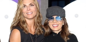 Montserrat Oliver y Yolanda Andrade sonriendo.