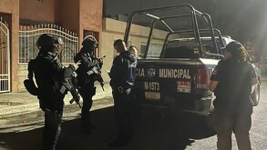 Los supuestos policías se estacionaron a las afueras de una vivienda y debido a que una persona de la propiedad les reclamó sobrevino la agresión enSaltillo.