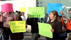 Padres de familia se manifiestan afuera de escuela secundaria para pedir justicia tras caso de bullying de Nicole