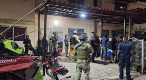 Jóvenes que hacía video de rap son revisados por policías de Puerto Vallarta