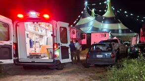 Ambulancia de Guadalajara a las afueras del circo donde el hombre sufrió la caída