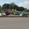 Una camioneta de Policía Municipal volcada de lado en una carretera de El Salto, Jalisco. Un coche azul con logo de Una camioneta de Policía Municipal volcada de lado en una carretera de El Salto, Jalisco. Un coche azul con logo de