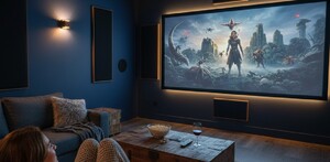 Mujer viendo una película en la sala de su casa Mujer viendo una película en la sala de su casa