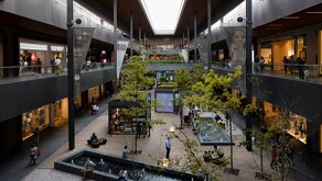 Plaza Antea, se encuentra ubicada sobre la carretera Querétaro-San Luis Potosí y destaca por su arquitectura vanguardista, estructuras de acero y áreas verdes.
