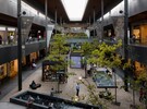 Plaza Antea, se encuentra ubicada sobre la carretera Querétaro-San Luis Potosí y destaca por su arquitectura vanguardista, estructuras de acero y áreas verdes.