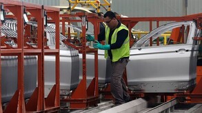 Persona en la línea de producción del modelo Tiguan de Volkswagen en Puebla.