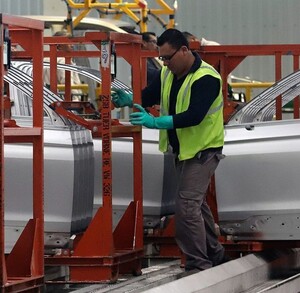 Persona en la línea de producción del modelo Tiguan de Volkswagen en Puebla.