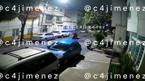 Grabación de una cámara de seguridad en Iztapalapa, donde extorsionadores balearon la casa de un comerciante.